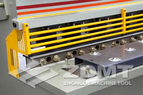 簡(jiǎn)易式防護(hù)柵欄.jpg 簡(jiǎn)易式防護(hù)柵欄.jpg