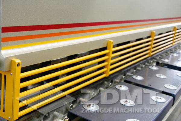 簡(jiǎn)易式防護(hù)柵欄.jpg 簡(jiǎn)易式防護(hù)柵欄.jpg