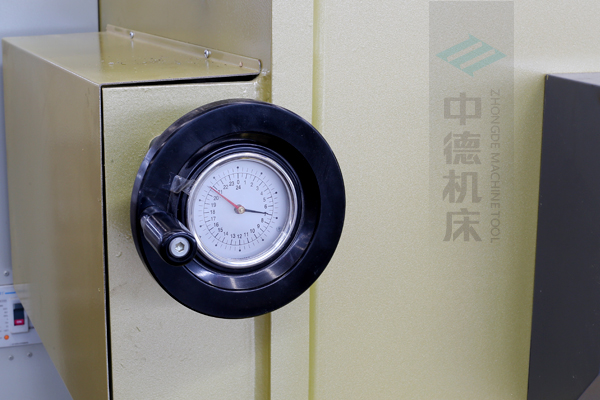 ZDG-632刀片間隙調(diào)節(jié)裝置，設(shè)置在機架前面，并有刻度顯示，調(diào)節(jié)方便.jpg