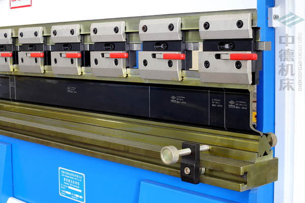 ZDPK-4015-標準分段模具并配合模具快夾，換?？焖?jpg